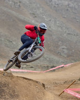 Yokuş aşağı giden sürücü, Amancaes DH hatlarında tam hızda, sisi güç, hassasiyet ve adrenalinle oyuyor. Hata payı sıfır. Bu dağ bisikletinin en saf halidir..