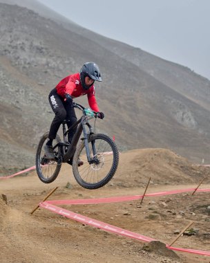 Yokuş aşağı giden sürücü, Amancaes DH hatlarında tam hızda, sisi güç, hassasiyet ve adrenalinle oyuyor. Hata payı sıfır. Bu dağ bisikletinin en saf halidir..