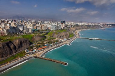 Miraflores 'in çarpıcı sahil şeridinde yamaç paraşütü yapmanın heyecanı eşsizdir. Sırtında okyanus esintisi ve aşağıdaki şehir manzarasıyla.