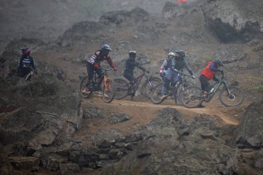 Yokuş aşağı giden sürücü, Amancaes DH hatlarında tam hızda, sisi güç, hassasiyet ve adrenalinle oyuyor. Hata payı sıfır. Bu dağ bisikletinin en saf halidir..