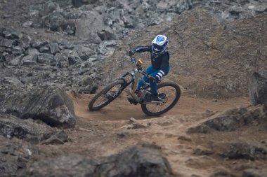 Yokuş aşağı giden sürücü, Amancaes DH hatlarında tam hızda, sisi güç, hassasiyet ve adrenalinle oyuyor. Hata payı sıfır. Bu dağ bisikletinin en saf halidir..