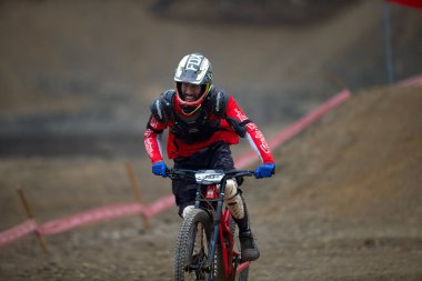 Yokuş aşağı giden sürücü, Amancaes DH hatlarında tam hızda, sisi güç, hassasiyet ve adrenalinle oyuyor. Hata payı sıfır. Bu dağ bisikletinin en saf halidir..