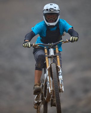 Yokuş aşağı giden sürücü, Amancaes DH hatlarında tam hızda, sisi güç, hassasiyet ve adrenalinle oyuyor. Hata payı sıfır. Bu dağ bisikletinin en saf halidir..
