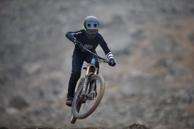 Yokuş aşağı giden sürücü, Amancaes DH hatlarında tam hızda, sisi güç, hassasiyet ve adrenalinle oyuyor. Hata payı sıfır. Bu dağ bisikletinin en saf halidir..