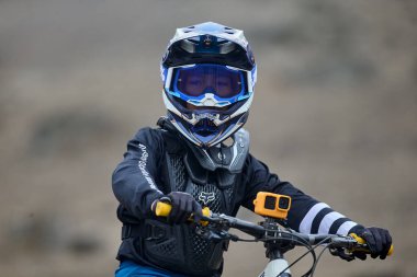 Yokuş aşağı giden sürücü, Amancaes DH hatlarında tam hızda, sisi güç, hassasiyet ve adrenalinle oyuyor. Hata payı sıfır. Bu dağ bisikletinin en saf halidir..