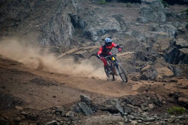 Yokuş aşağı giden sürücü, Amancaes DH hatlarında tam hızda, sisi güç, hassasiyet ve adrenalinle oyuyor. Hata payı sıfır. Bu dağ bisikletinin en saf halidir..