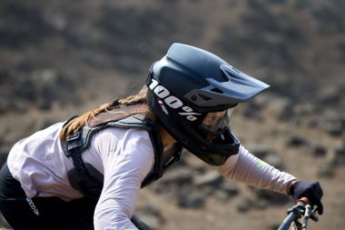  Güzelce dokunmuş giysilerini giyip Chinchero halkı kültür, miras ve cemaatin neşeli bir kutlaması için bir araya geldiler..