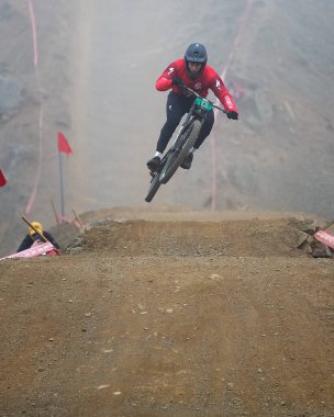  Güzelce dokunmuş giysilerini giyip Chinchero halkı kültür, miras ve cemaatin neşeli bir kutlaması için bir araya geldiler..