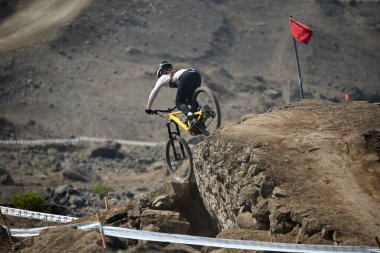  Güzelce dokunmuş giysilerini giyip Chinchero halkı kültür, miras ve cemaatin neşeli bir kutlaması için bir araya geldiler..
