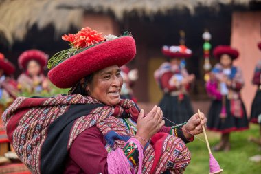  Güzelce dokunmuş giysilerini giyip Chinchero halkı kültür, miras ve cemaatin neşeli bir kutlaması için bir araya geldiler..