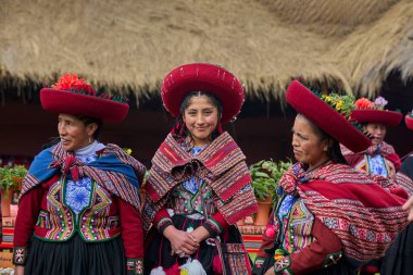  Güzelce dokunmuş giysilerini giyip Chinchero halkı kültür, miras ve cemaatin neşeli bir kutlaması için bir araya geldiler..