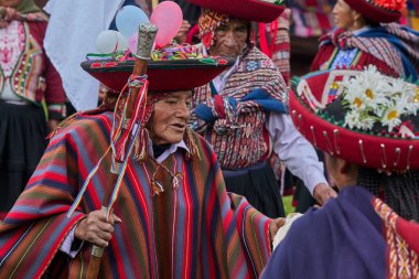 Güzelce dokunmuş giysilerini giyip Chinchero halkı kültür, miras ve cemaatin neşeli bir kutlaması için bir araya geldiler..