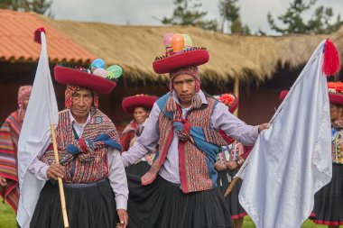  Güzelce dokunmuş giysilerini giyip Chinchero halkı kültür, miras ve cemaatin neşeli bir kutlaması için bir araya geldiler..
