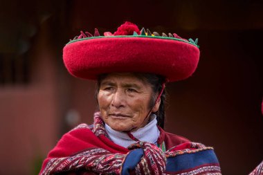  Güzelce dokunmuş giysilerini giyip Chinchero halkı kültür, miras ve cemaatin neşeli bir kutlaması için bir araya geldiler..