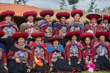  Güzelce dokunmuş giysilerini giyip Chinchero halkı kültür, miras ve cemaatin neşeli bir kutlaması için bir araya geldiler..