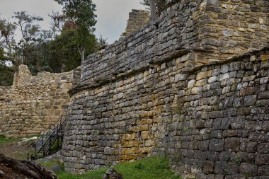 Kuelap, Chachapoya halkının kalıcı mirasını gözler önüne seriyor. Bulutlarda bir kale, tarihin ve doğanın gizemli bir uyum içinde buluştuğu yer..