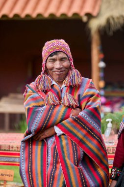 Güzelce dokunmuş giysilerini giyip Chinchero halkı kültür, miras ve cemaatin neşeli bir kutlaması için bir araya geldiler..
