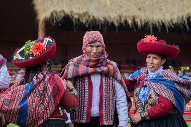 Güzelce dokunmuş giysilerini giyip Chinchero halkı kültür, miras ve cemaatin neşeli bir kutlaması için bir araya geldiler..