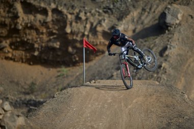 Amancaes Bisiklet Parkı. Saf odaklanma, hız ve kontrol, her atlayışta yokuş aşağı gitmenin özü. Lima Peru.