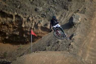 Amancaes Bisiklet Parkı. Saf odaklanma, hız ve kontrol, her atlayışta yokuş aşağı gitmenin özü. Lima Peru.