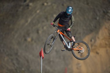 Amancaes Bisiklet Parkı. Saf odaklanma, hız ve kontrol, her atlayışta yokuş aşağı gitmenin özü. Lima Peru.