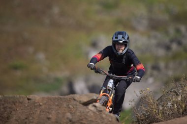 Odaklanma, sessizlik ve beklentinin nabzı. Amerikan Serisi MTB DHI Lima 2025 Amancaes Bisiklet Parkı alev almak üzere..