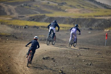 Odaklanma, sessizlik ve beklentinin nabzı. Amerikan Serisi MTB DHI Lima 2025 Amancaes Bisiklet Parkı alev almak üzere..