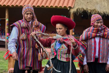 Güzelce dokunmuş giysilerini giyip Chinchero halkı kültür, miras ve cemaatin neşeli bir kutlaması için bir araya geldiler..