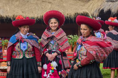 Güzelce dokunmuş giysilerini giyip Chinchero halkı kültür, miras ve cemaatin neşeli bir kutlaması için bir araya geldiler..
