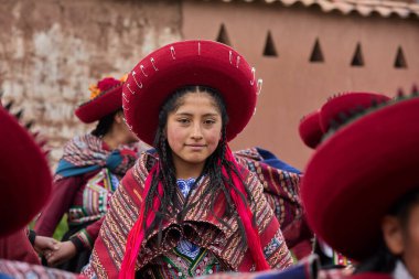 Güzelce dokunmuş giysilerini giyip Chinchero halkı kültür, miras ve cemaatin neşeli bir kutlaması için bir araya geldiler..