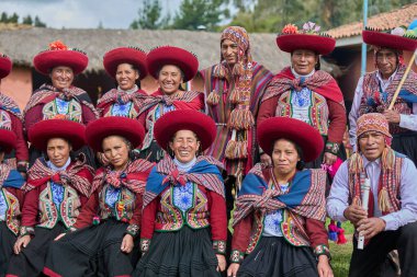 Güzelce dokunmuş giysilerini giyip Chinchero halkı kültür, miras ve cemaatin neşeli bir kutlaması için bir araya geldiler..