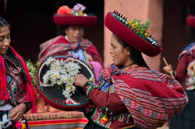 Güzelce dokunmuş giysilerini giyip Chinchero halkı kültür, miras ve cemaatin neşeli bir kutlaması için bir araya geldiler..