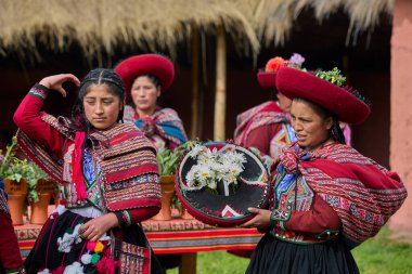 Güzelce dokunmuş giysilerini giyip Chinchero halkı kültür, miras ve cemaatin neşeli bir kutlaması için bir araya geldiler..