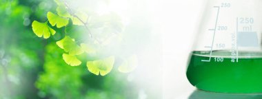 Kırmızı mavi beyaz Fransa bayrağı, spor müsabakaları arka planında beyaz çizgi ile koyu renkli koşu pistinde.