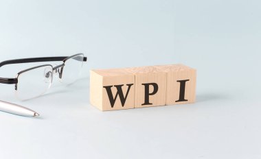 WPI metni - mavi arkaplanda tahta küplere yazılmış