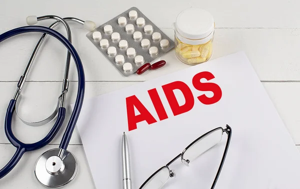 Kata Aids Atas Kertas Dengan Stetoskop Dan Pil — Stok Foto
