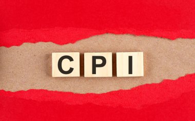 Kırmızı yırtık kağıt üzerinde ahşap küplerdeki işlemci kelimesi, finansal konsept arka plan