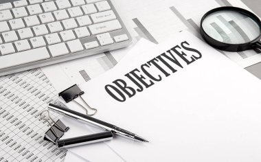 Grafikli ve klavyeli bir kağıt üzerinde OBJECTIVES metin, iş konsepti