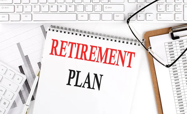 Text Retirement Plan Office Desk Table Keyboard Notepad Analysis Chart — Stock Photo, Image