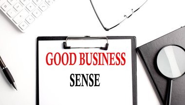 iyi İŞ SENSE metin ofis araçları ile bir kağıt pano üzerine yazılmış