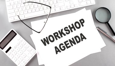 Workshop AGENDA klavyeli bir kağıt üzerinde metin, gri arkaplanda hesap makinesi