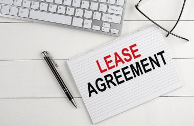 beyaz arkaplandaki klavyede tekrar yazılsın