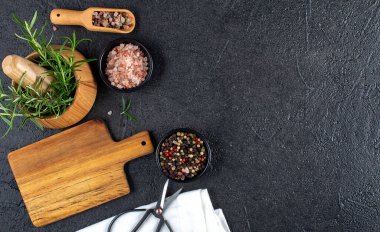 Tahta bir havanda taze sebzeler ve yemek pişirmek için tahta kesme, karanlık arka plan. Boşluğu kopyala