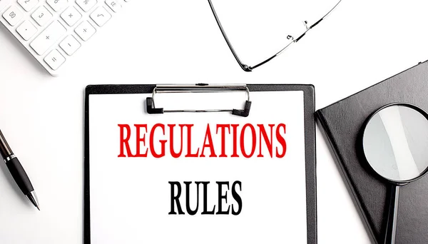 Regulationen Regeln Text Auf Einem Klemmbrett Mit Bürowerkzeugen Geschrieben — Stockfoto