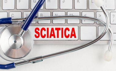 Steteskoplu bir klavyede SCIATICA metni, tıbbi konsept