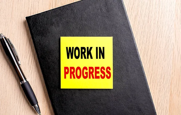 Work Progress Text Sticky Black Notebook Pen — Stock Photo, Image