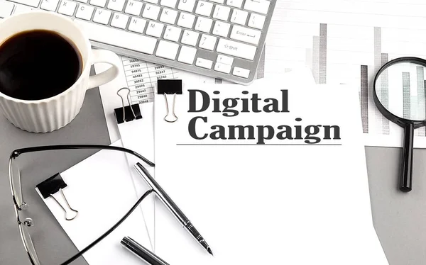 Digitale Campaign Tekst Papier Met Vergrootglas Koffie Toetsenbord Grijze Achtergrond — Stockfoto