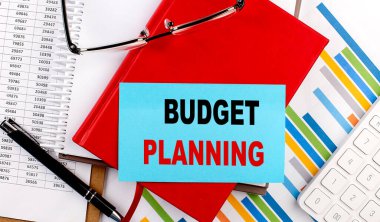 Haritanın arka planındaki kırmızı defter üzerindeki yapış yapış metin