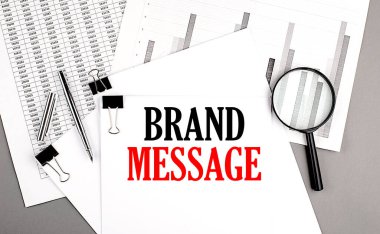 Grafik arkaplanındaki kağıt üzerinde Brand MESAGE metni