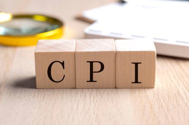 Büyüteç ve hesap makineli ahşap küplerin işlemcisi, finansal konsept geçmişi